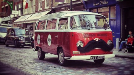 Dieser VW Bulli Bus trägt einen Bart und Du? 2 vw bulli bus bart