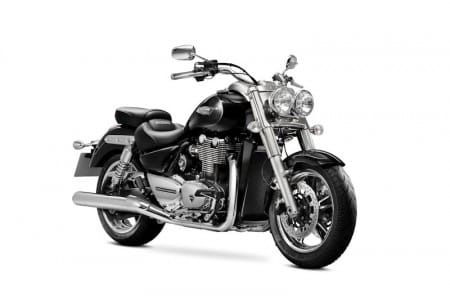 Triumph mit 5 neuen Modellen auf der EICMA 2013 5 Triumph Thunderbird Commander in Phantom Black oder Storm Grey