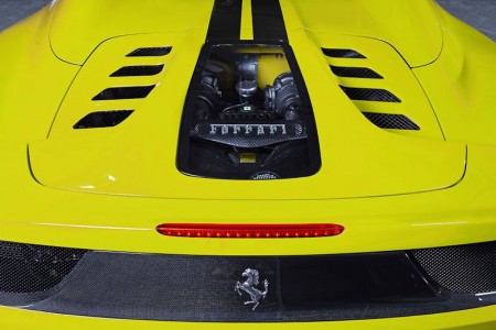 Endlich kann man den Motor des Ferrari 458 Spider wieder sehen