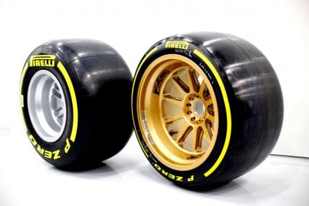 Neue 18 Zoll Pirelli Testreifen für einen Test auf dem Lotus F1 E22
