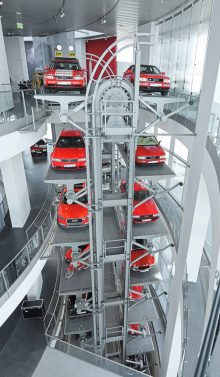 „Variationen in Rot“ im Audi museum mobile