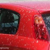 Vogelkot auf Fahrzeug