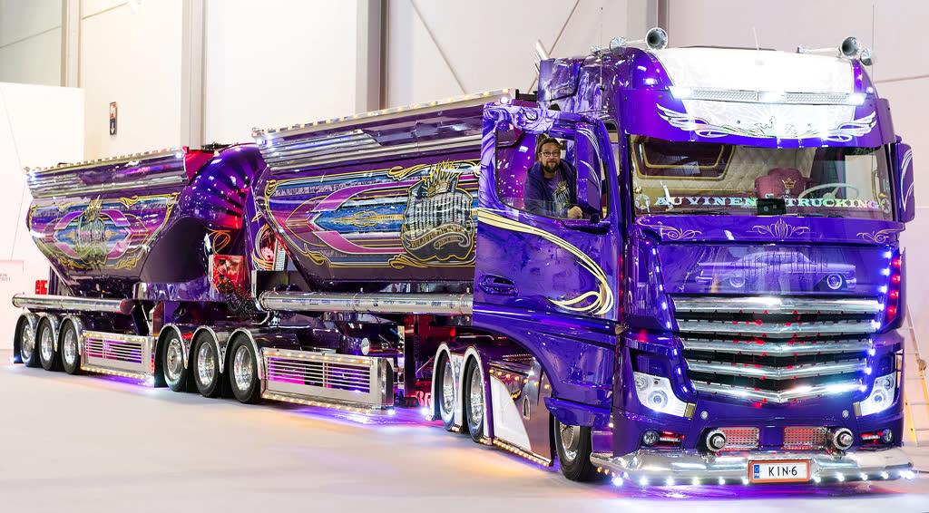 Lila Lustlaster Mercedes-Benz Actros 2663 Lowrider