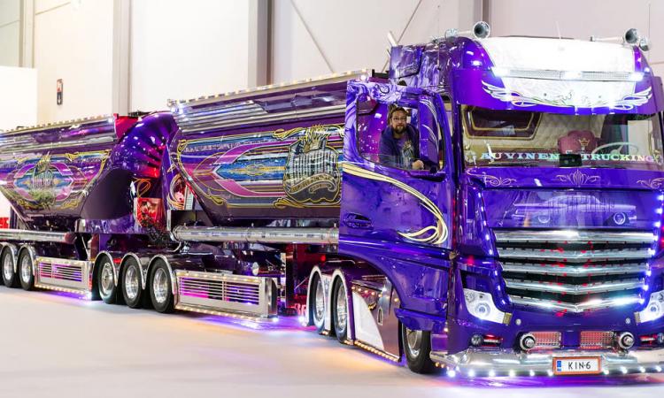 Lila Lustlaster Mercedes-Benz Actros 2663 Lowrider