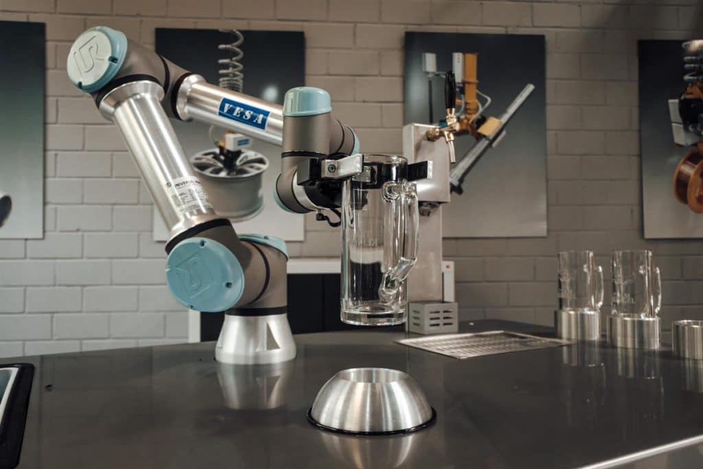 VIDEO Beer Roboter Beer Cobot AUTODINO