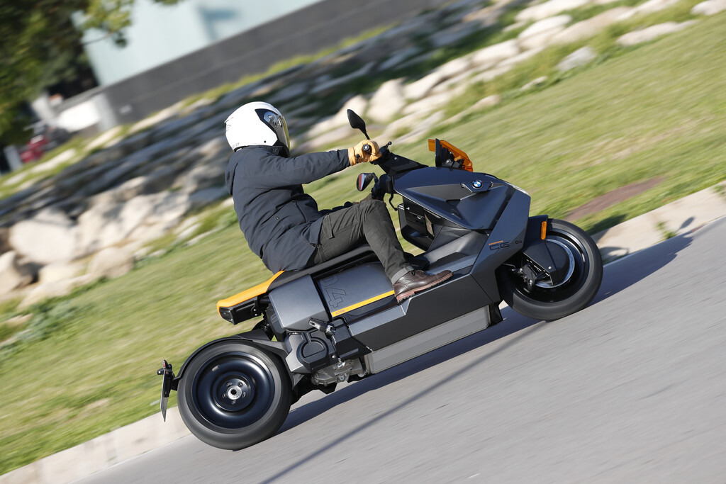 Krass Und Hammer: BMW CE 04 Test | AUTODINO