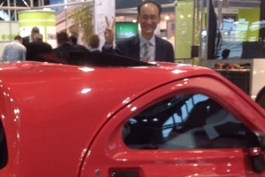 yebbujana-s4-elektroauto-mann